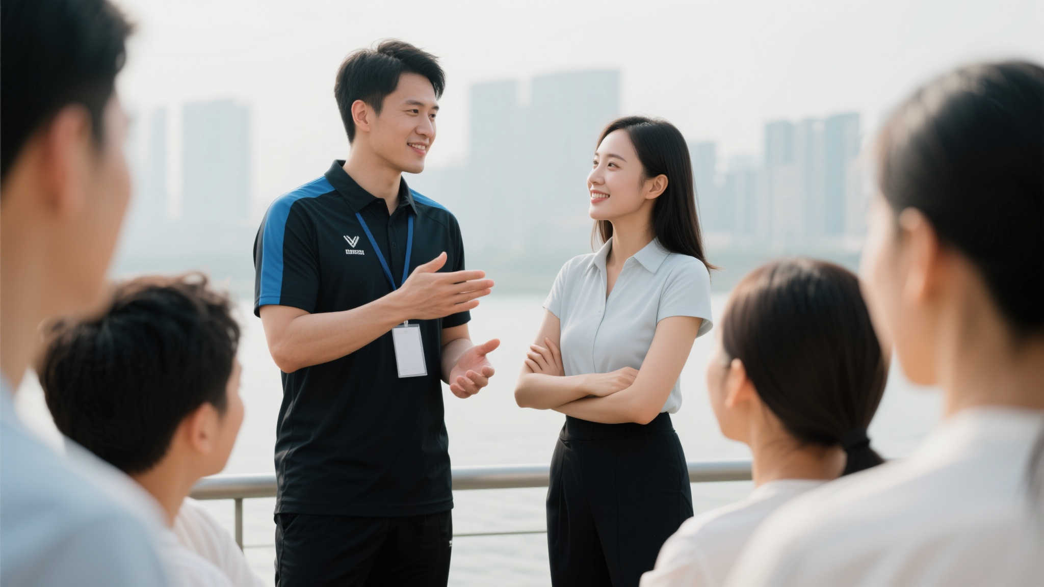 与郑钦文同行:帅哥出境,网球明星成就斐然,略显清爽发型 很快,人们自然联想到:陪伴她的是不是某同样领域教练